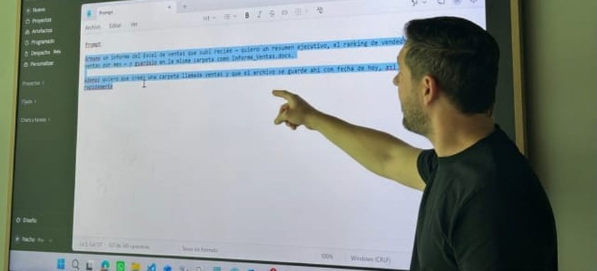 Ignacio señalando un pedido escrito a una herramienta de IA en pantalla